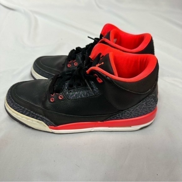 AIR Jordan 3 Retro Crimson Sneakers in Size 7 Youth - Picture 3 of 6